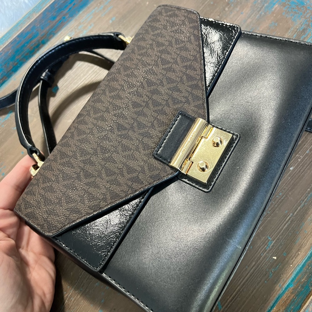 Lovely Michael Kors Crossbody